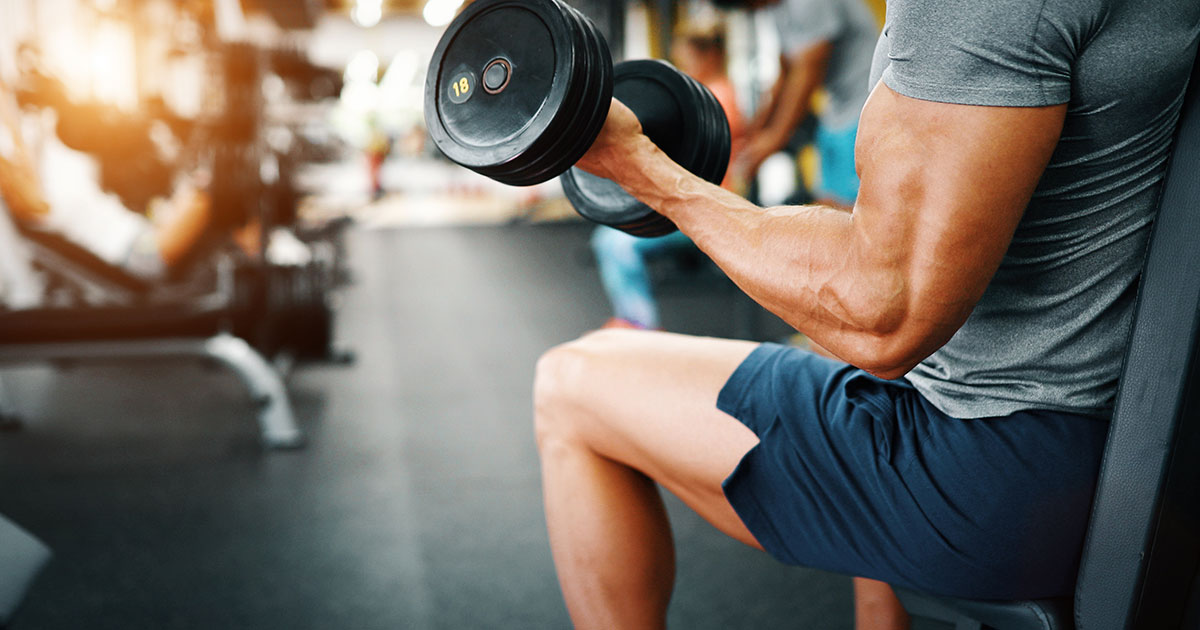 ダンベルを持つ男性